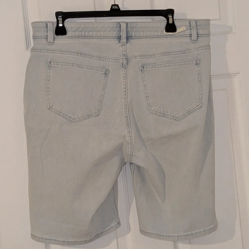 Soft Surroundings Womens Light Wash Denim Bermuda Shorts Cuffed Size L Stretch